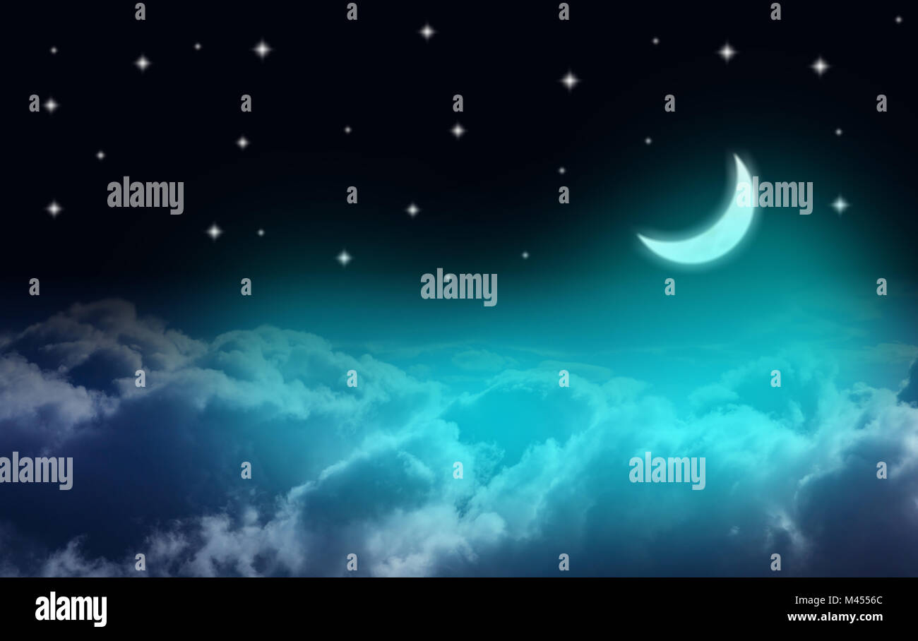 Luna crescente sopra le nuvole in una notte stellata Foto Stock