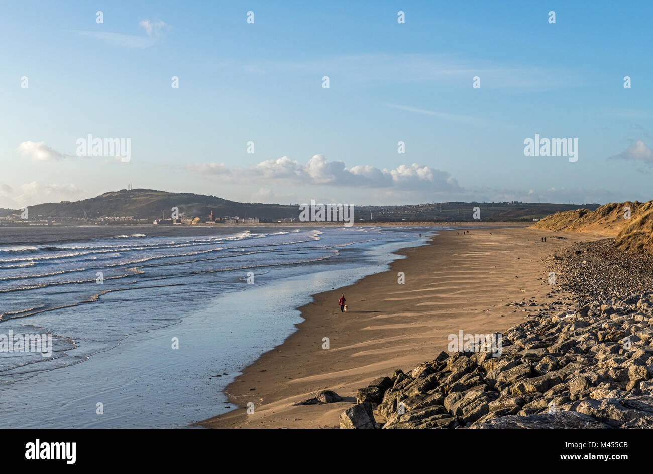 Aberavon Beach guardando ad ovest, Port Talbot, nel Galles del Sud, con le persone di camminare sulla spiaggia Foto Stock Aberavon Beach guardando ad ovest, Port Talbot, nel Galles del Sud, con le persone di camminare sulla spiaggia Foto Stock