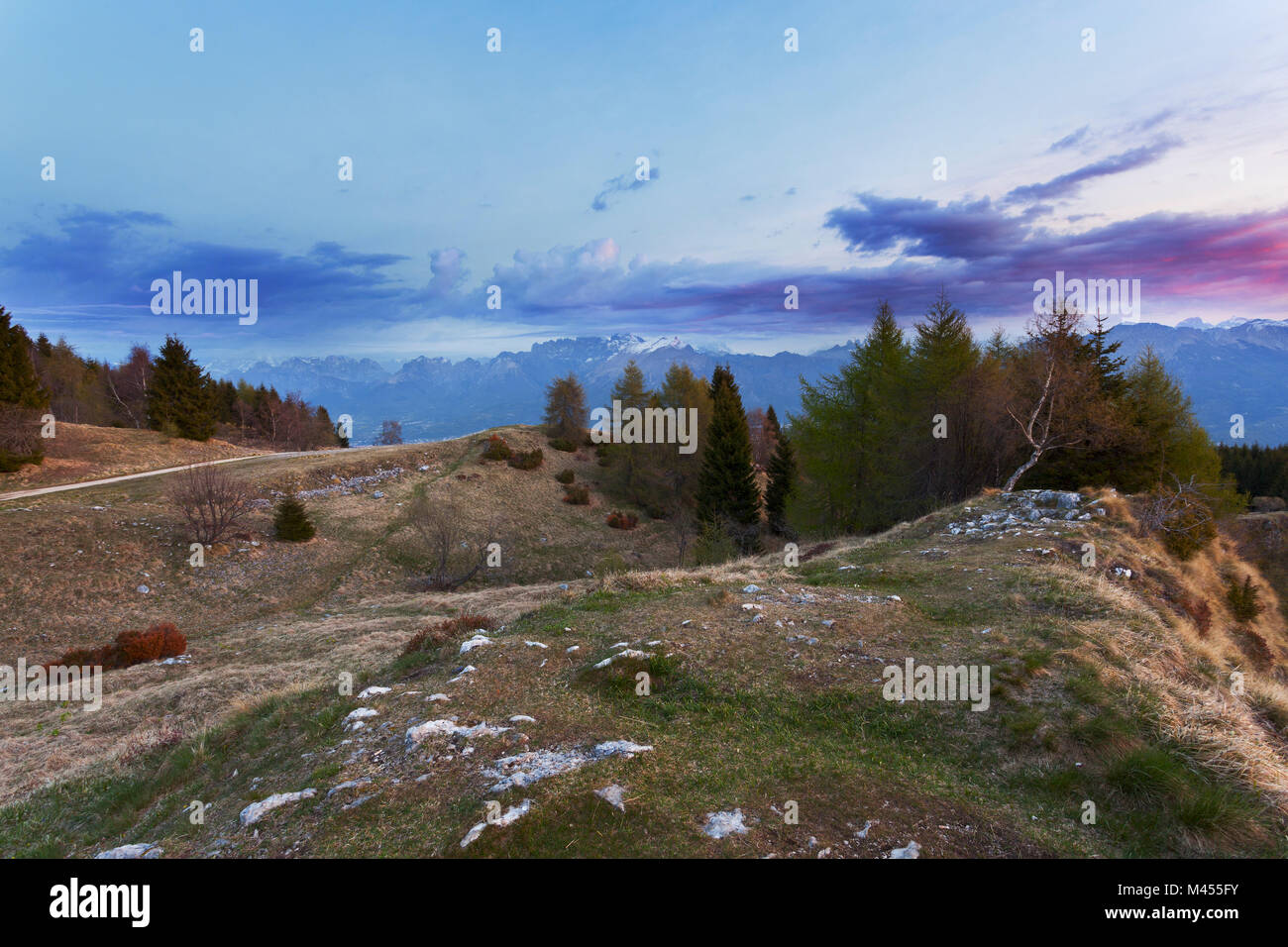Alba sul Monte Faverghera, Prealpi di Belluno, Veneto, Italia Foto Stock