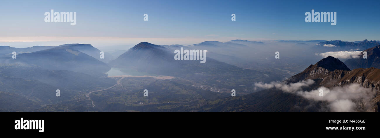 Vista panoramica sulle Prealpi Bellunesi da Cimon di Busa Secca, Teverone Mount, Alpago, Belluno, Veneto, Italia Foto Stock