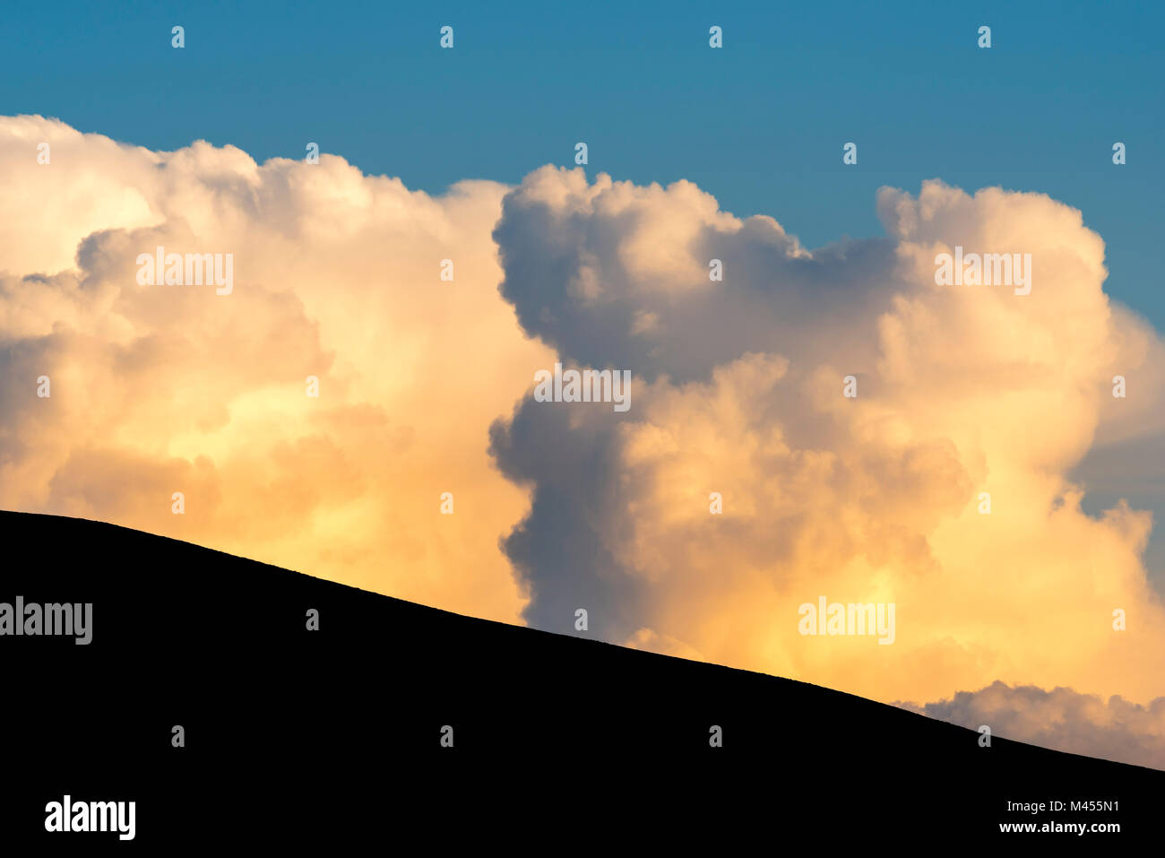 L'Italia, l'Umbria, il monte Subasio, grandi nuvole al tramonto Foto Stock