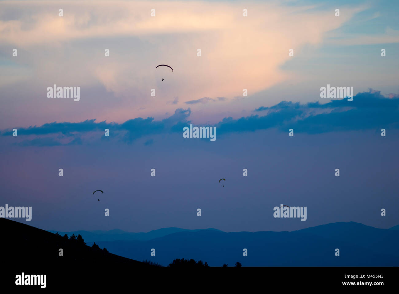 L'Italia, l'Umbria, il monte Subasio, parapendio al tramonto Foto Stock