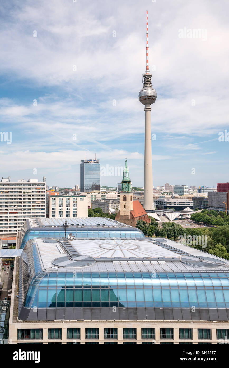 I tetti di DDR Museum e Berliner Fernsehturm torre dalla Berliner Dom, Berlino, Germania Europa Foto Stock
