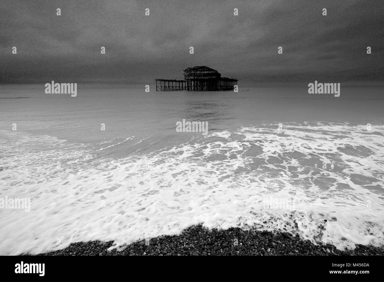 Drammatica del cielo sopra le rovine di Molo Ovest di Brighton & Hove, East Sussex, England, Regno Unito Foto Stock