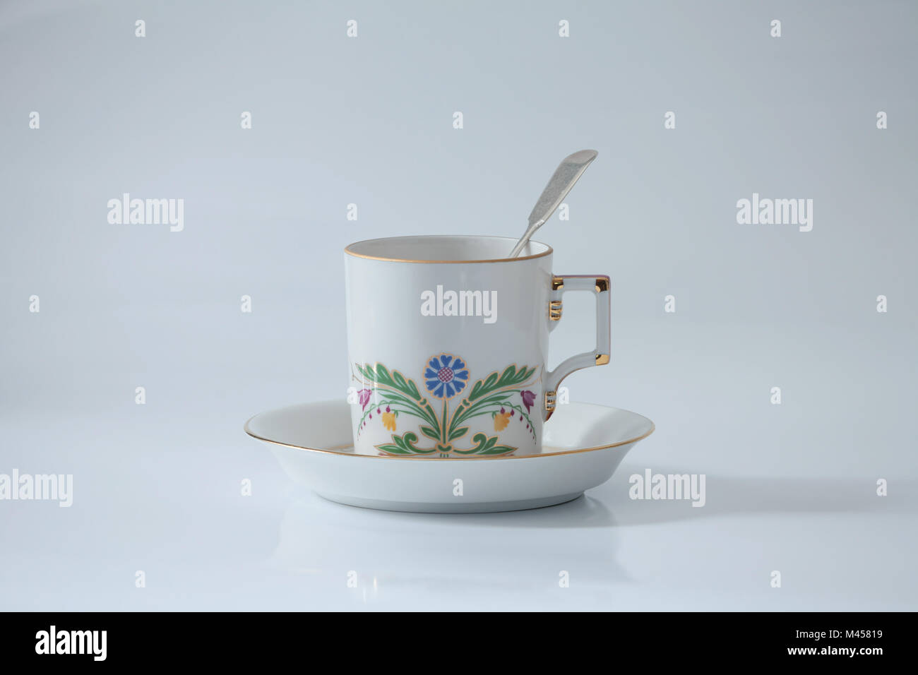 Tazza da tè con un bel fiore pattern e cucchiaio Foto Stock