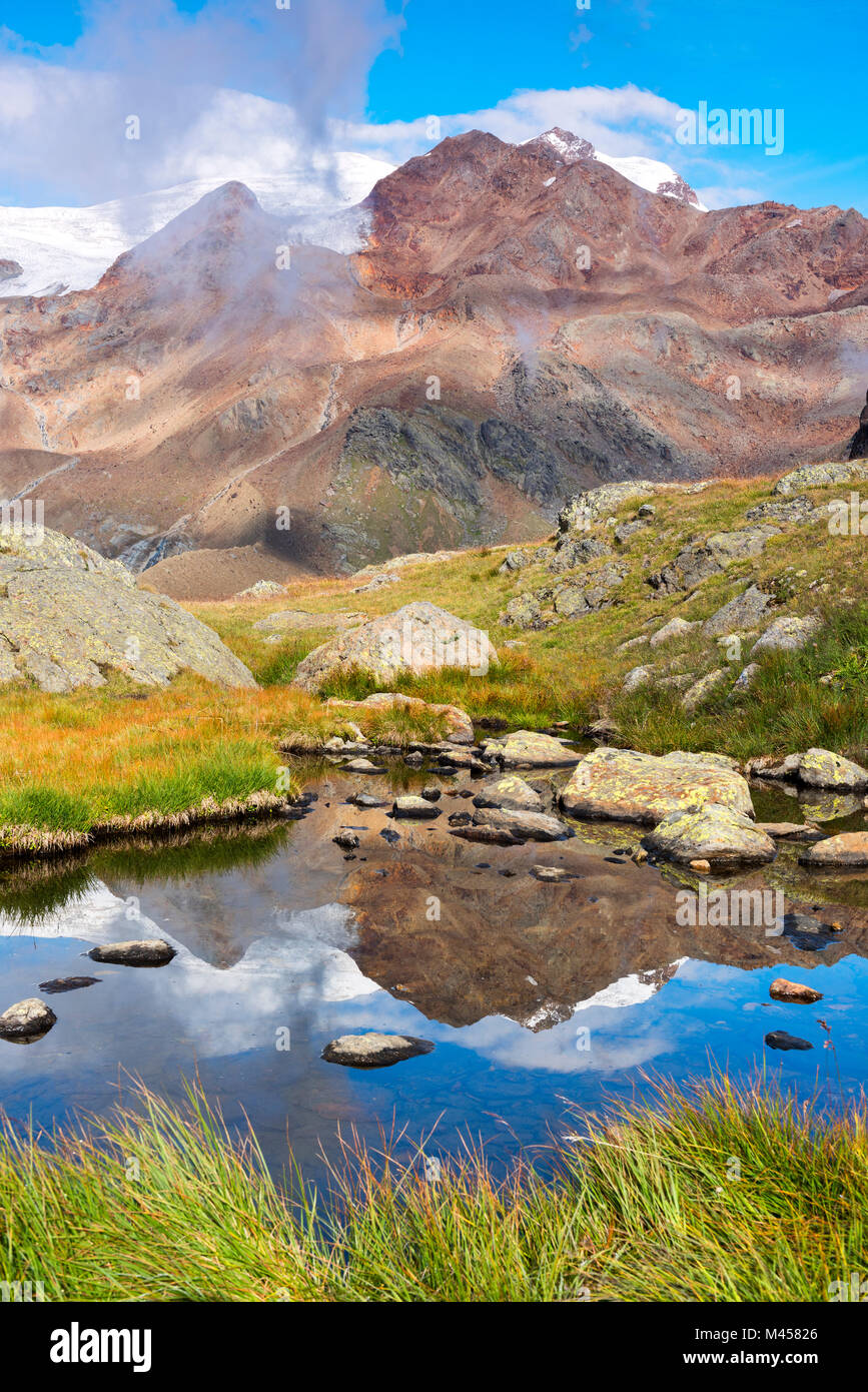 Lago alpino nel gruppo montuoso Ortles - Cevedale Europa, Italia, Trentino Alto Adige, Sun Valley, Pejo district Foto Stock