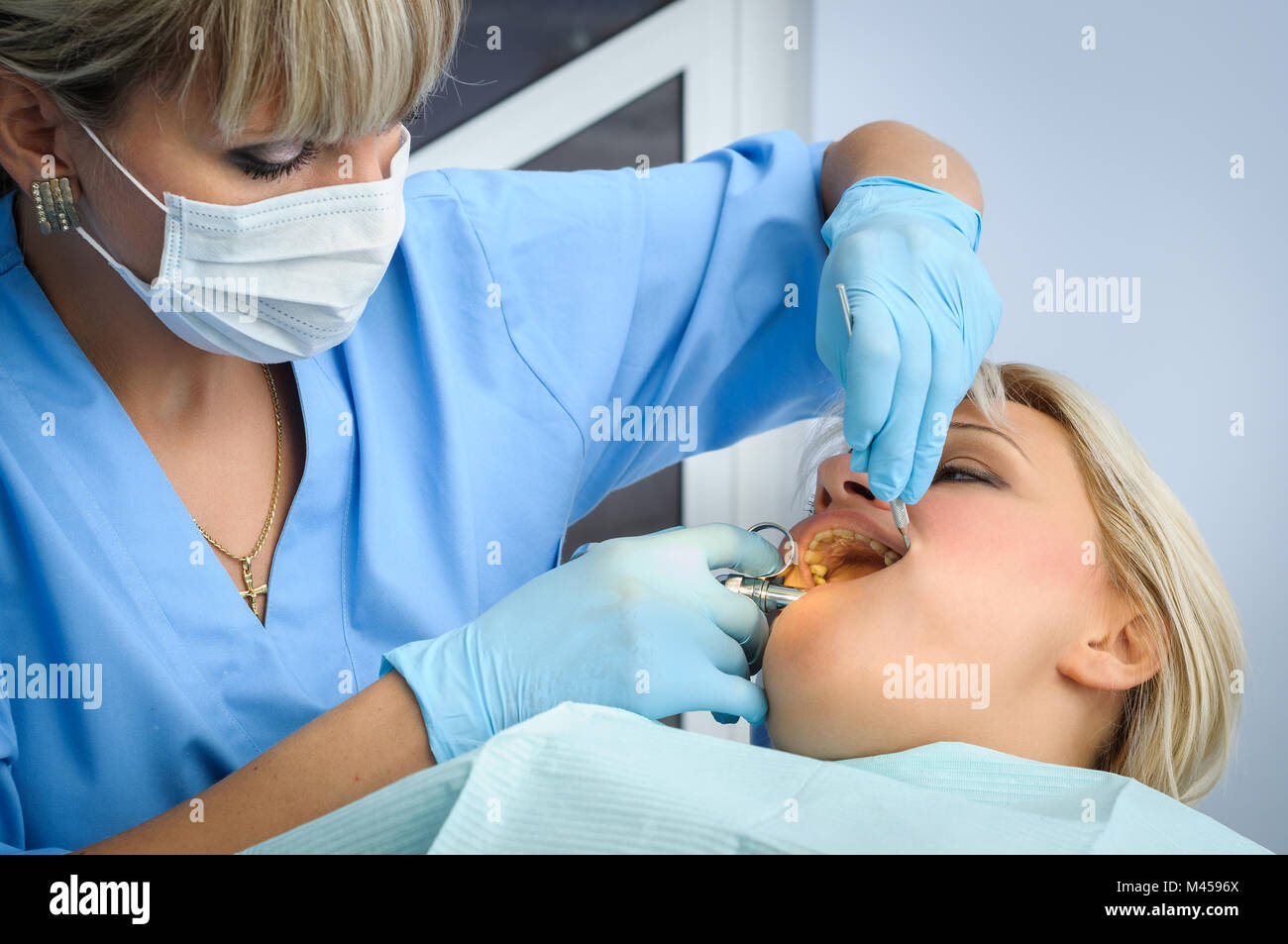 Dentista a lavoro, iniezione di anestesia Foto Stock