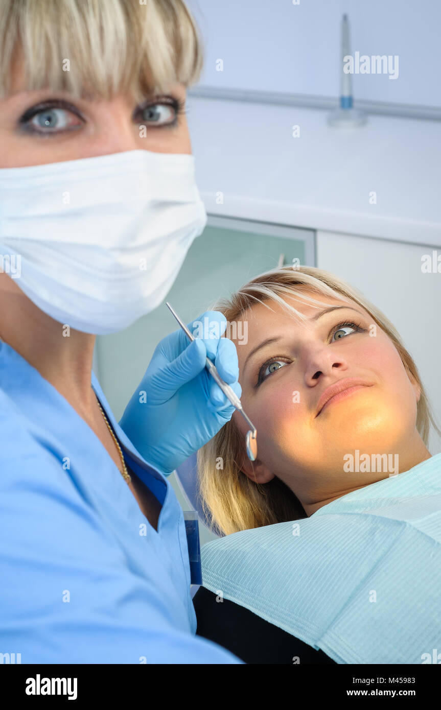 Dentista con paziente dopo esame Foto Stock