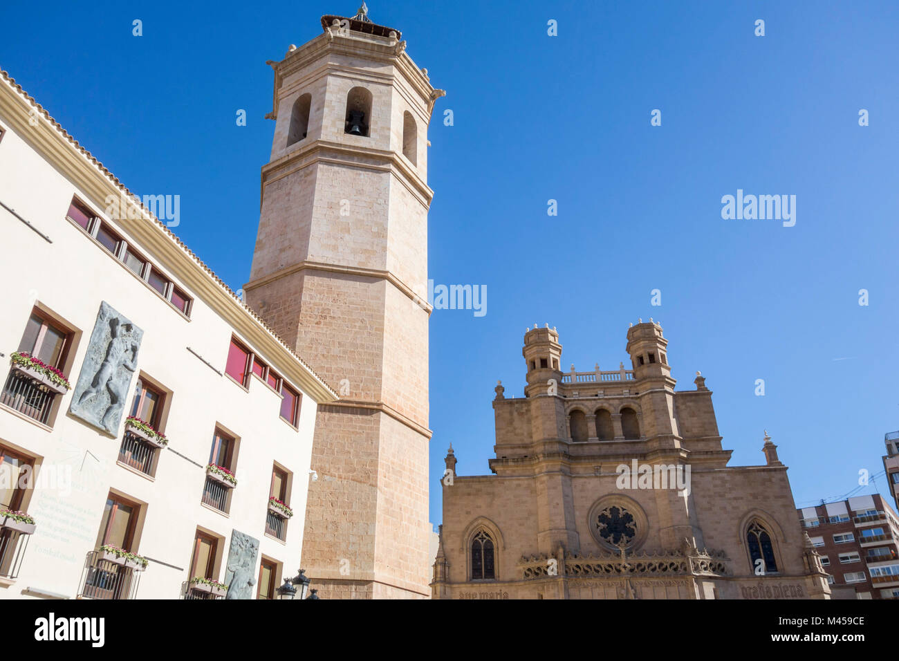 Torre campanaria e la Co-cattedrale di Santa Maria in Plaza Mayor,piazza principale.Castellon,Spagna. Foto Stock