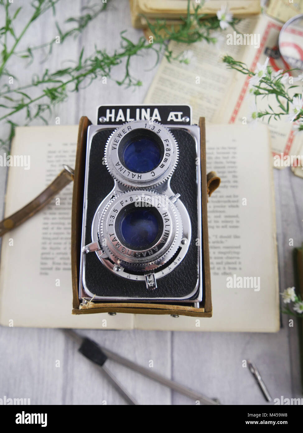Fotocamera vintage e libri Foto Stock