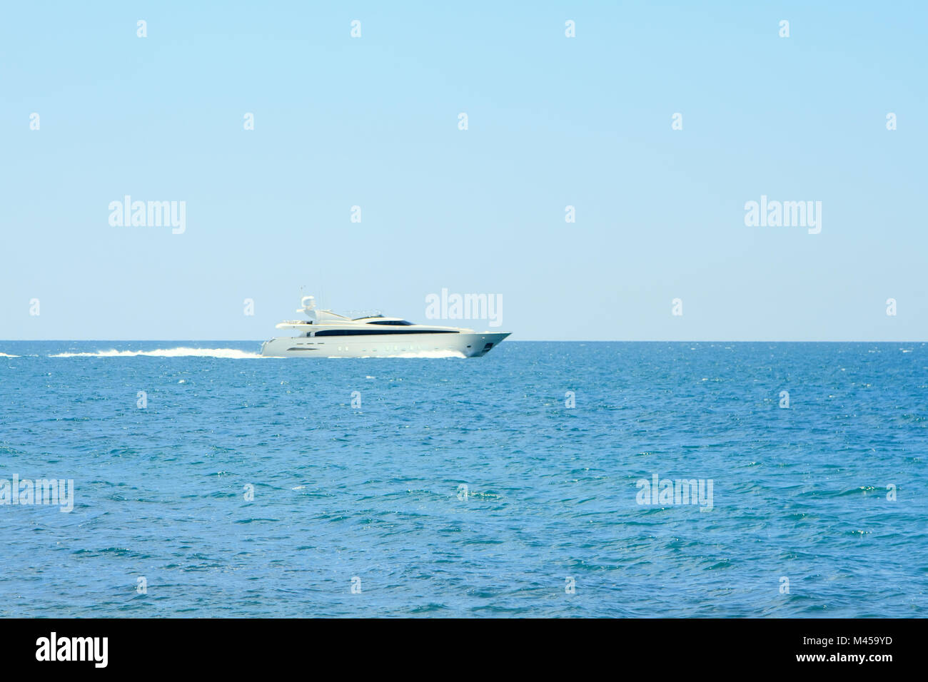 Luxury bianco velocità yatch in acque aperte pieno in anticipo Foto Stock