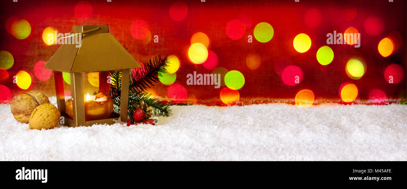 Sfondo di natale con la lanterna e luci colorate. Foto Stock