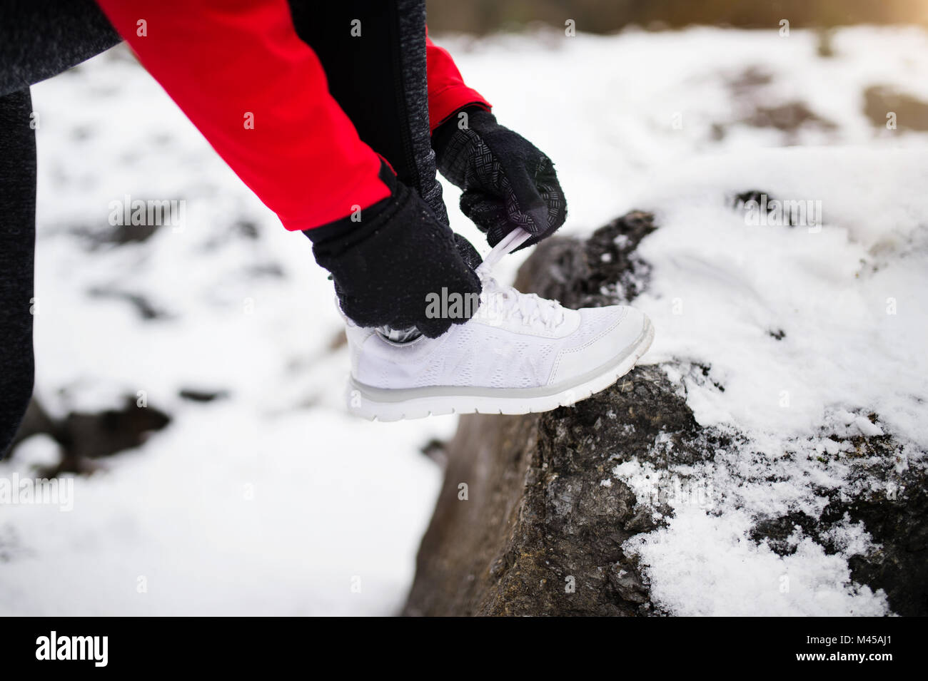 Irriconoscibile donna jogging in inverno la natura. Foto Stock