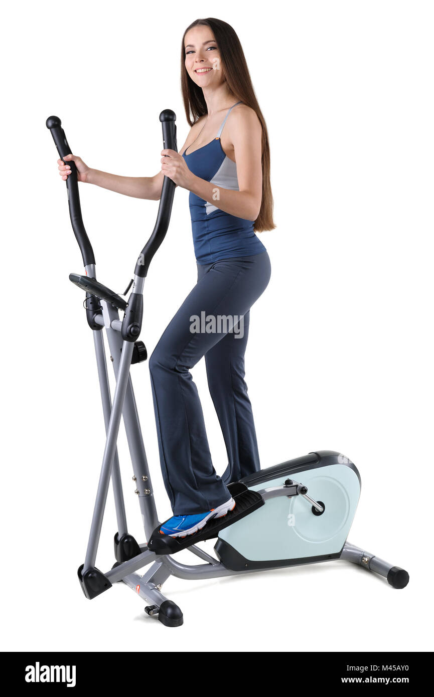 Giovane donna facendo esercizi sul trainer ellittico Foto Stock