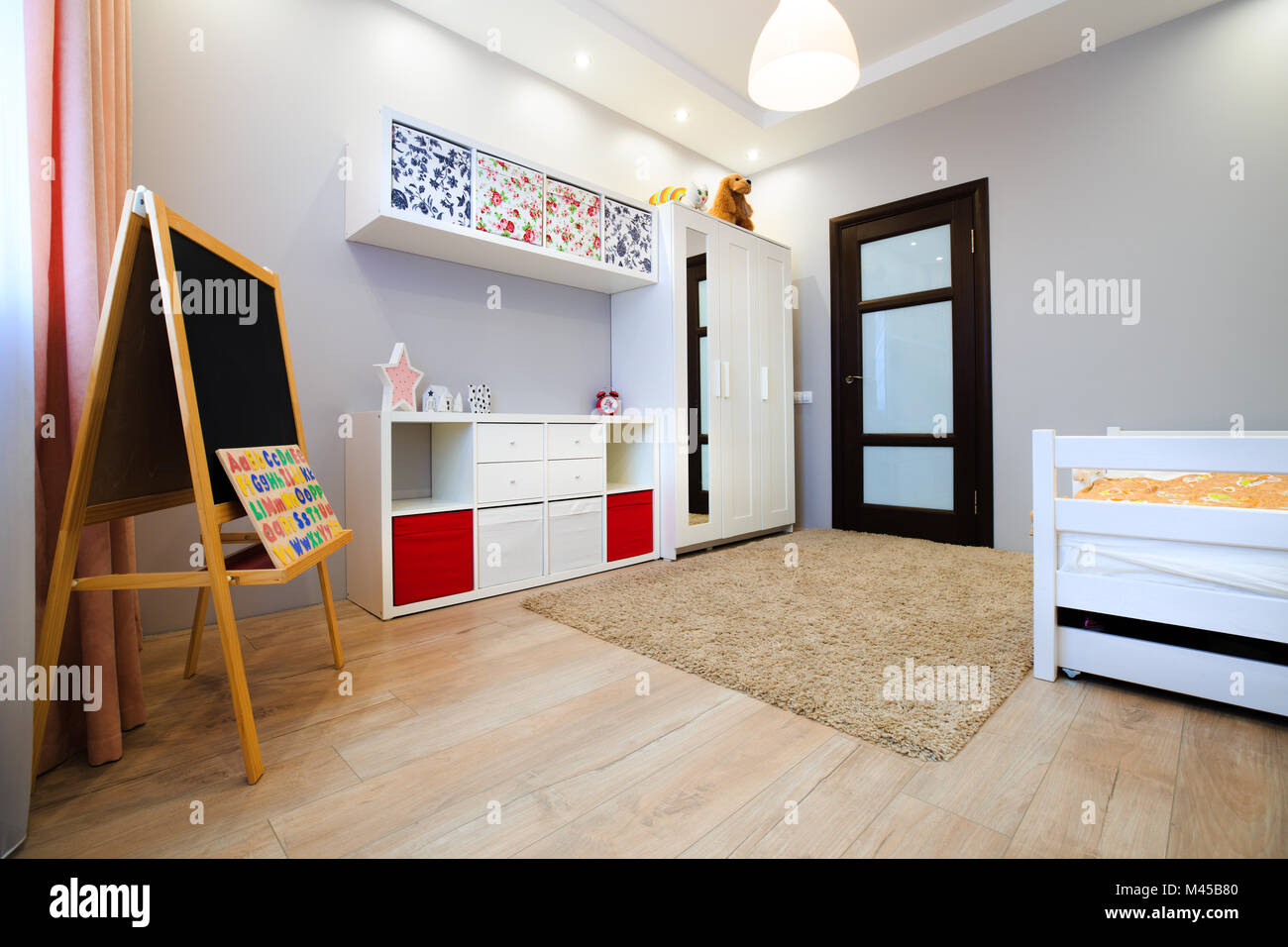 Arredamento moderno della camera per bambino. Camera per bambini in colori chiari e design. Foto Stock