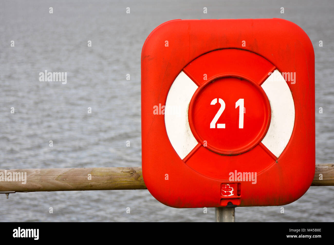 Una vita rosso scatola della cinghia a un lago. Foto Stock