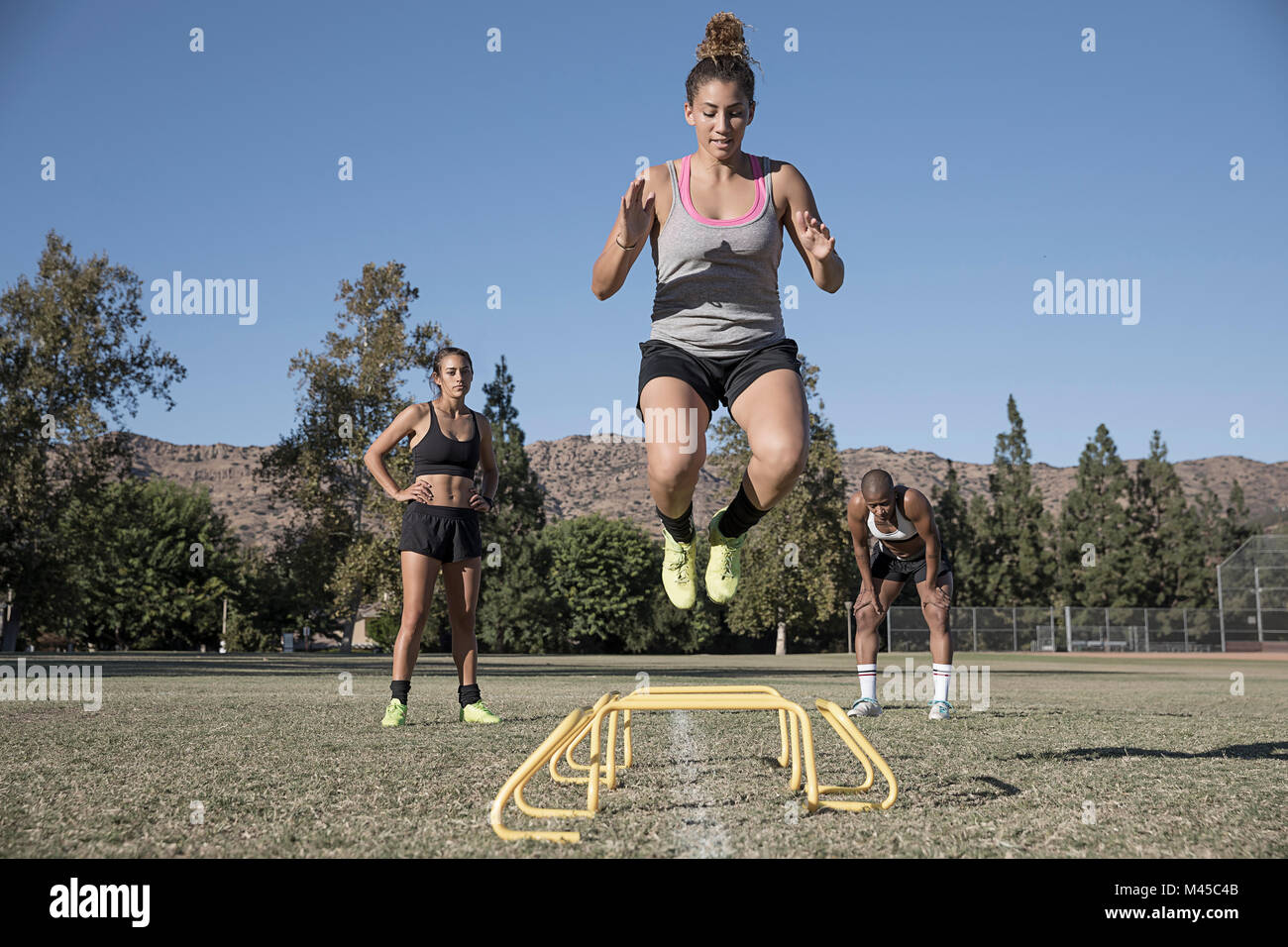Donna saltando ostacoli agilità Foto Stock