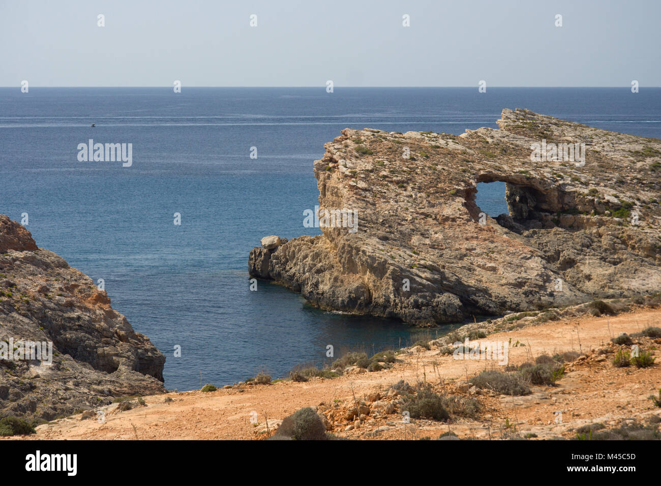 Finestra di roccia a Comino, che è la terza più grande isola di Malta. Foto Stock