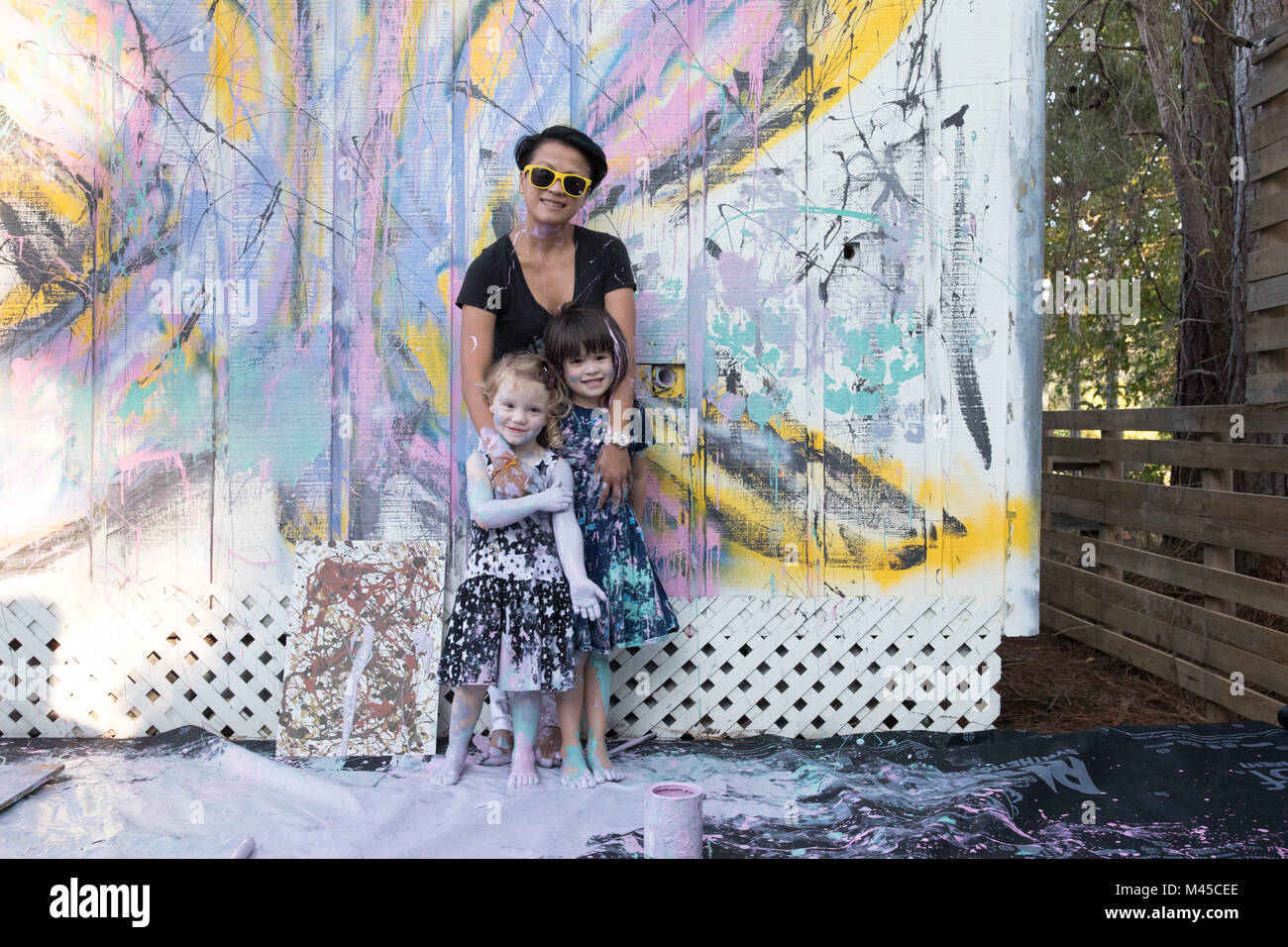 La madre e le figlie coperto di vernice da parete dipinta Foto Stock