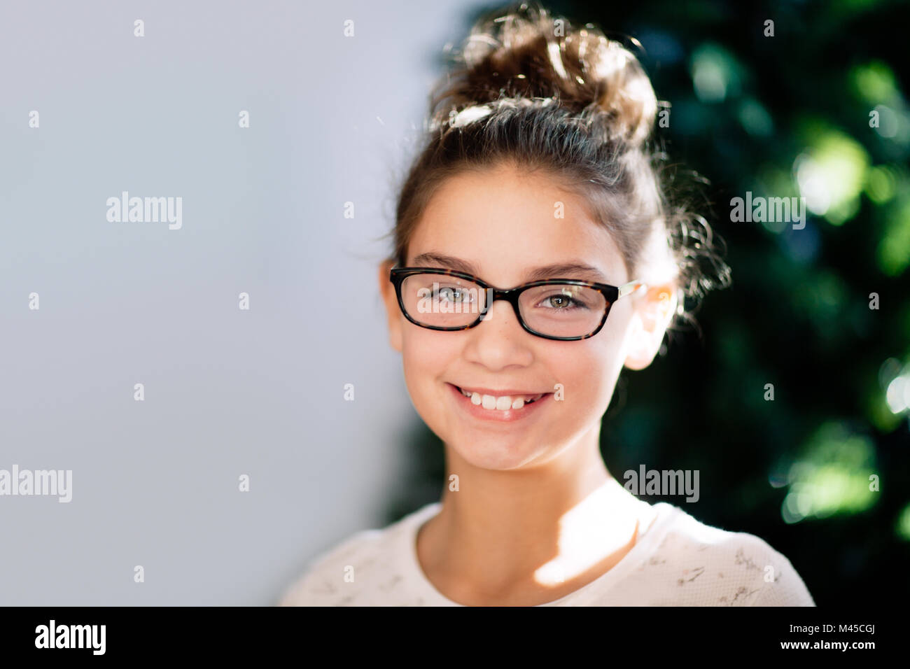 Ritratto di ragazza, albero di Natale in background Foto Stock