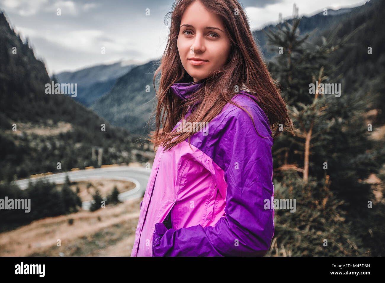 Ritratto di giovane donna montagna vicina autostrada, Draja, Vaslui, Romania Foto Stock