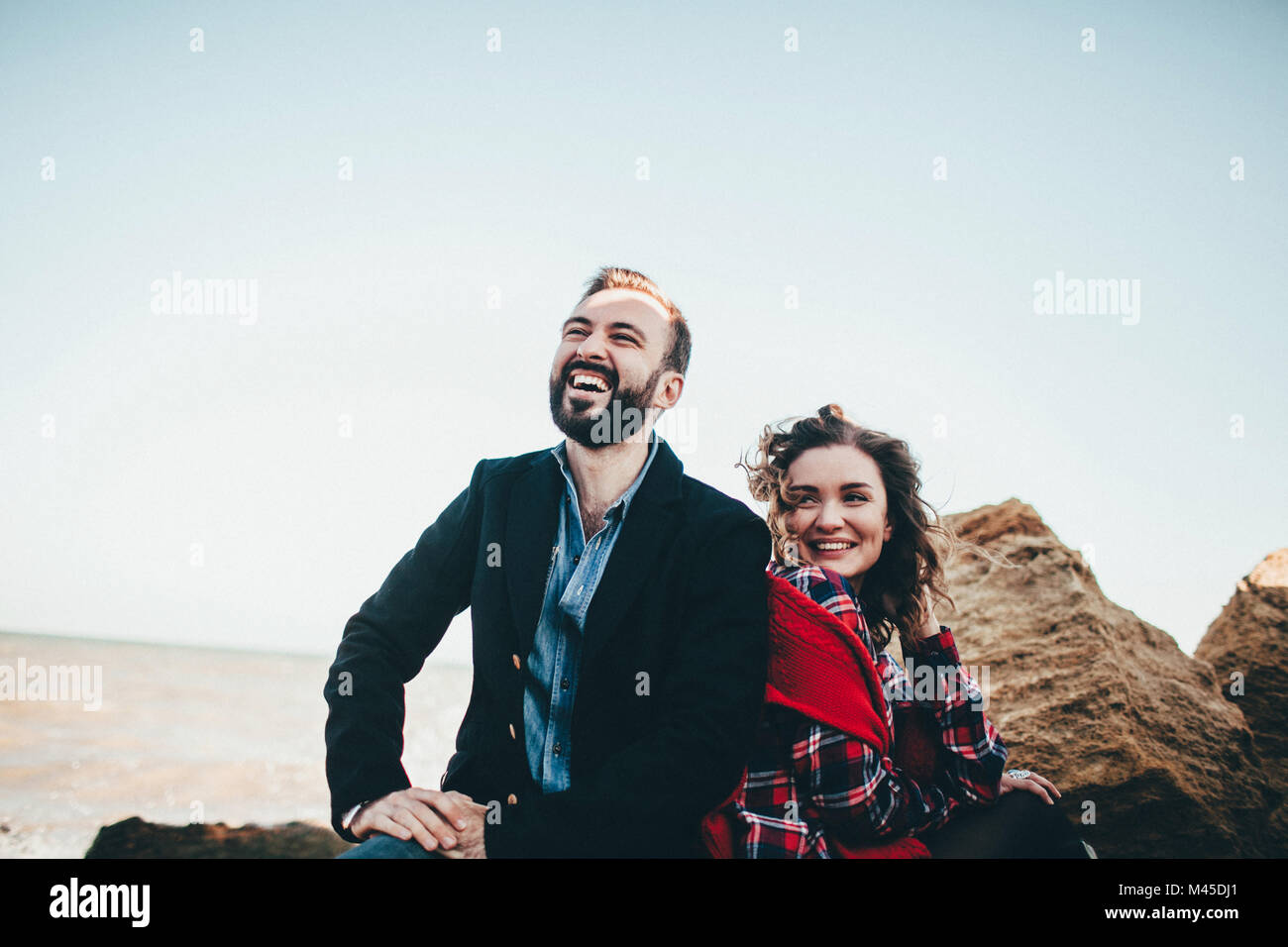 Metà adulto giovane ridere insieme sulla spiaggia, Oblast di Odessa, Ucraina Foto Stock