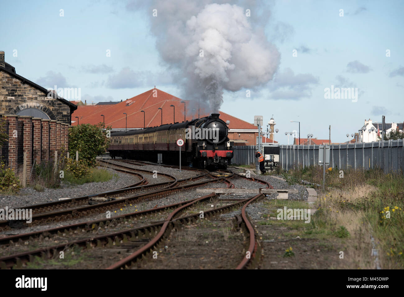 Thompson B1 locomotore lasciando la stazione di Whitby Foto Stock