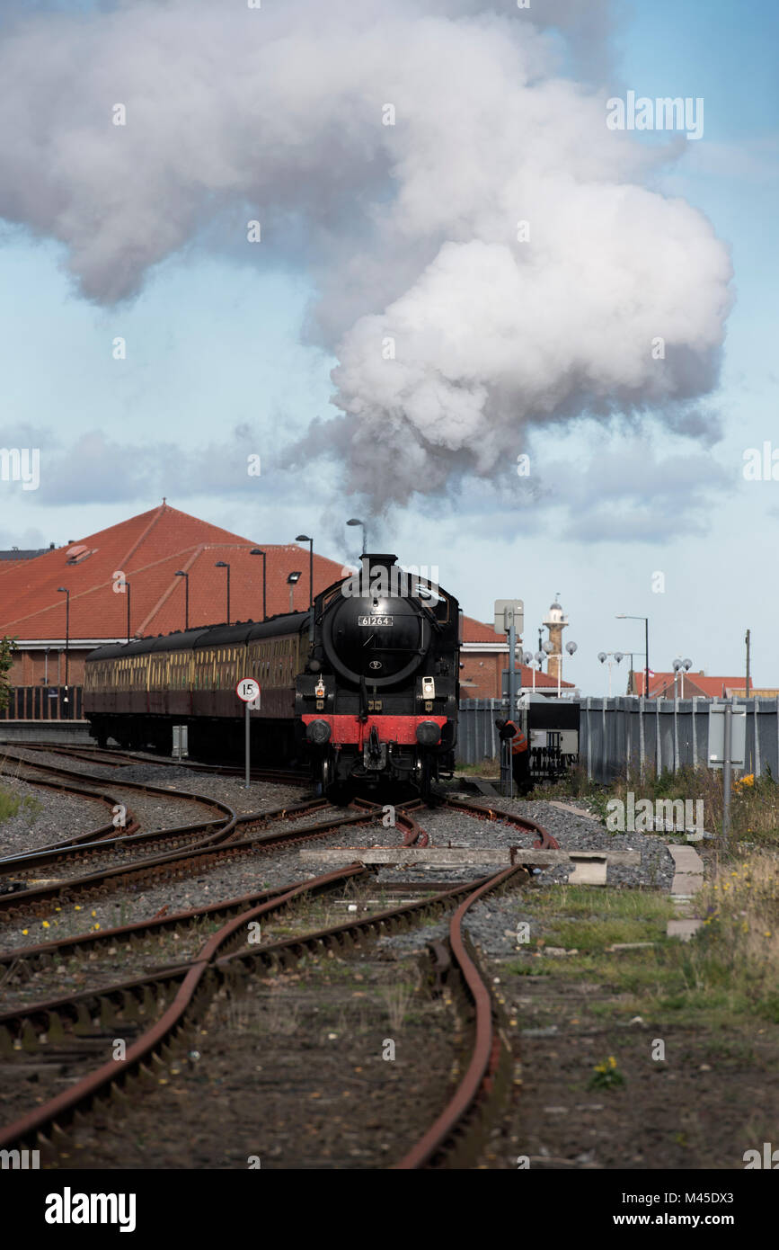 Thompson B1 locomotore lasciando la stazione di Whitby Foto Stock
