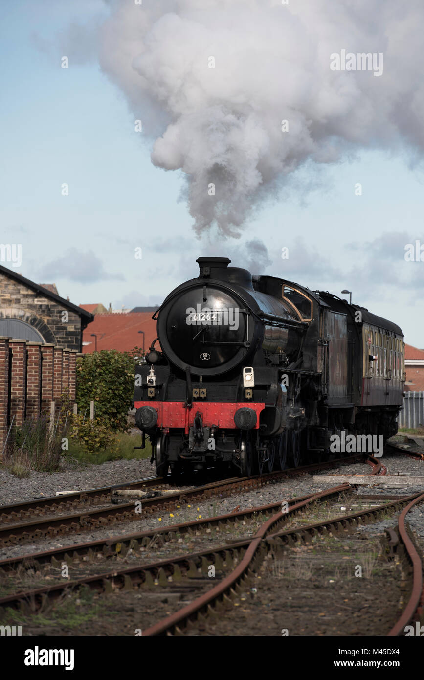 Thompson B1 locomotore lasciando la stazione di Whitby Foto Stock
