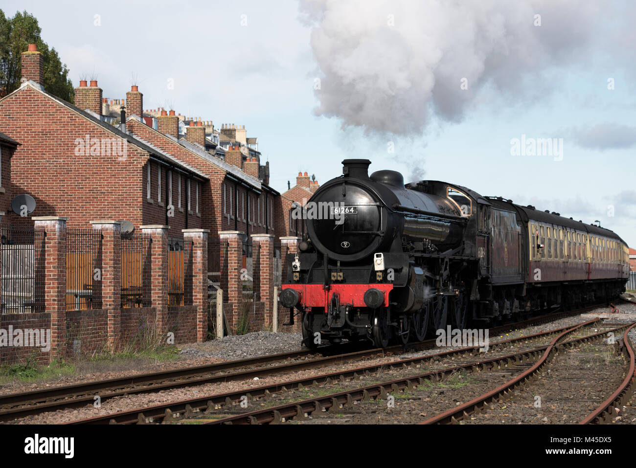Thompson B1 locomotore lasciando la stazione di Whitby Foto Stock