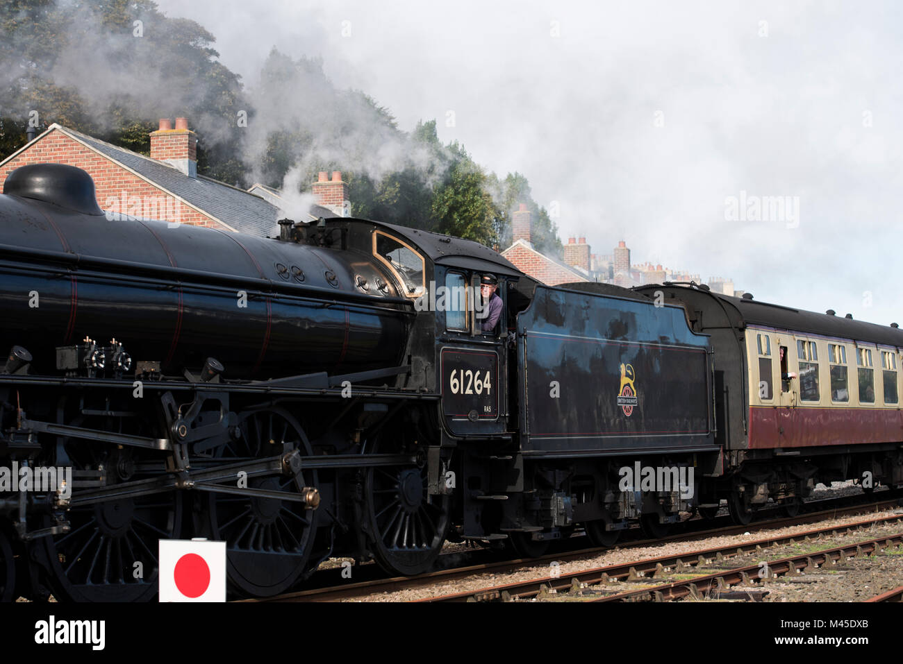 Thompson B1 locomotore lasciando la stazione di Whitby Foto Stock