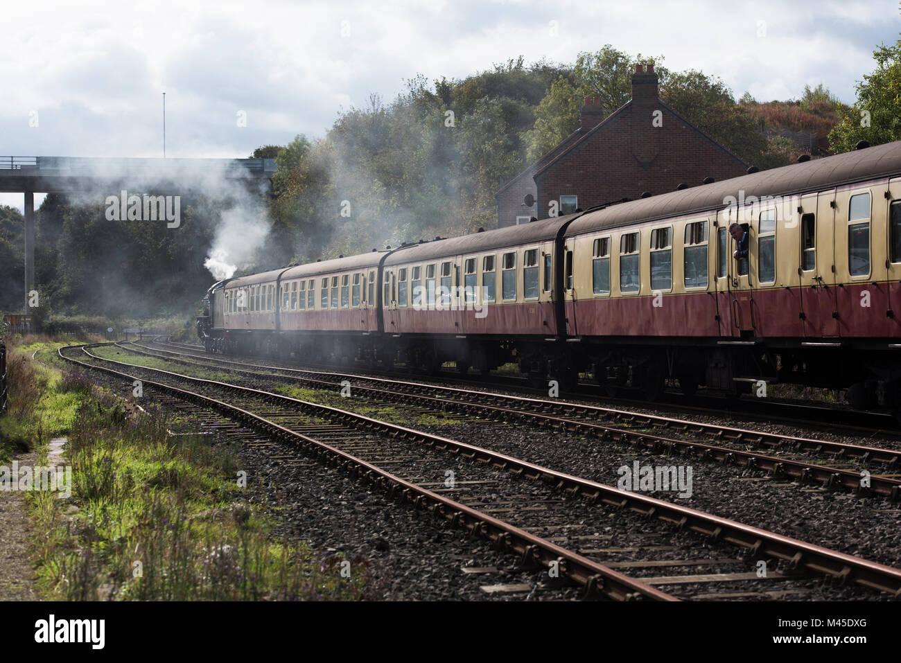 Thompson B1 locomotore lasciando la stazione di Whitby Foto Stock