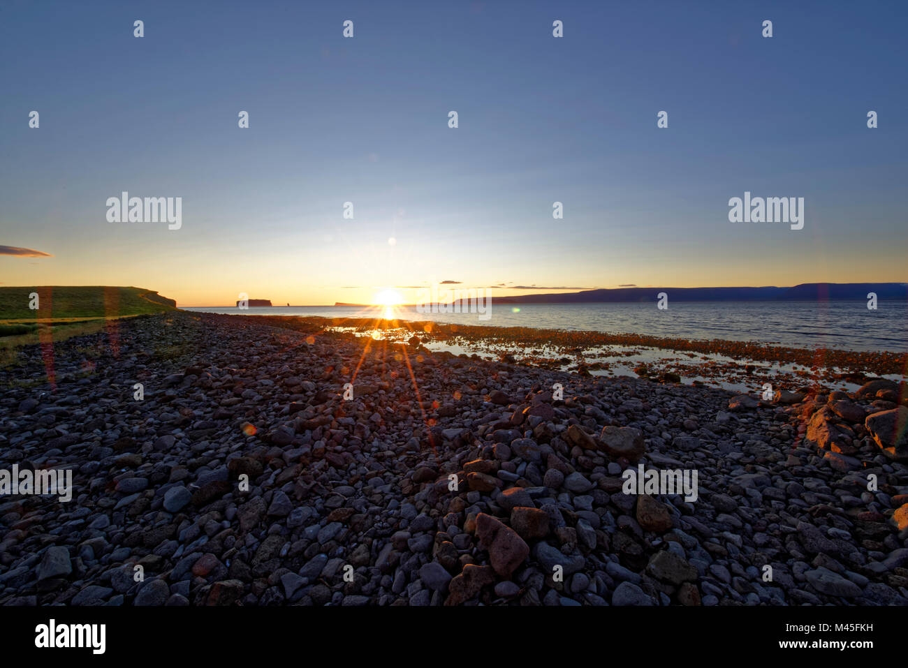 Drangey ist eine unbewohnte isländische Insel, die in der Mitte des Skagafjörður Fjordes gelegen ist. Foto Stock