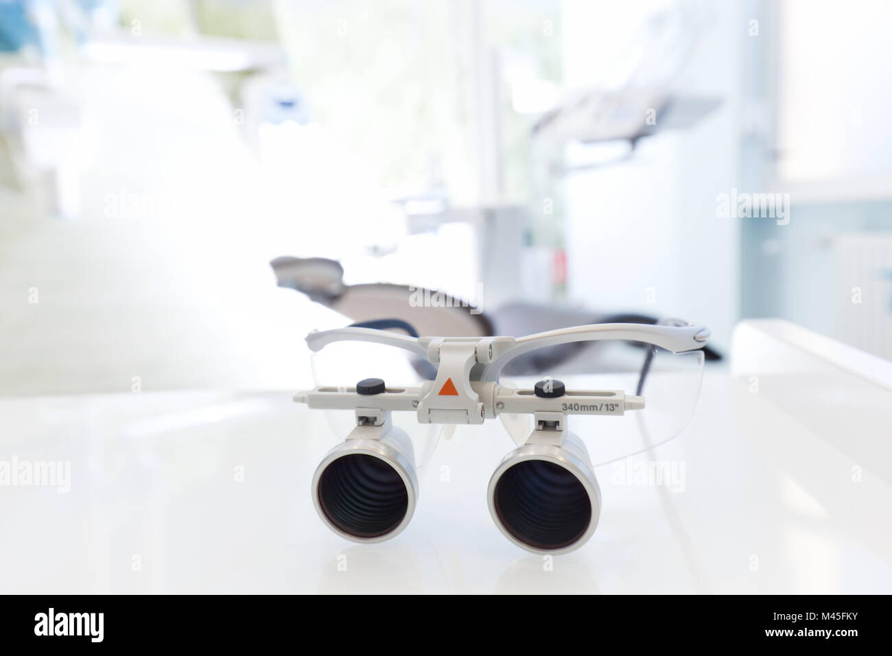 Dentista occhiali, occhiali protettivi in studio dentistico. Loupes dentale. Foto Stock