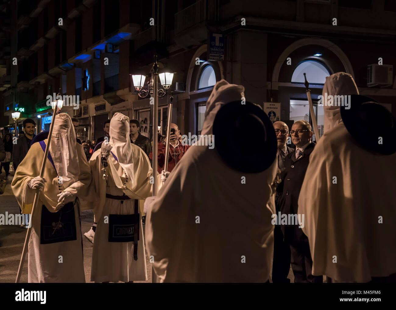 I riti della Settimana Santa a Taranto sono eventi che hanno luogo in città a partire dalla Domenica delle Palme.La perdona sono coppie di confratelli del Carmine. Foto Stock