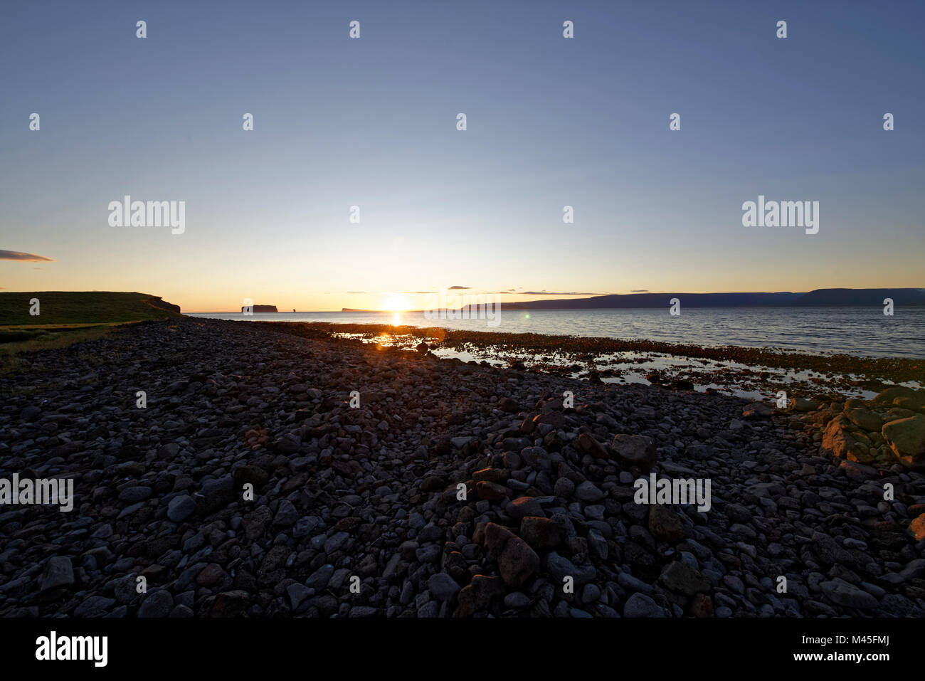 Drangey ist eine unbewohnte isländische Insel, die in der Mitte des Skagafjörður Fjordes gelegen ist. Foto Stock