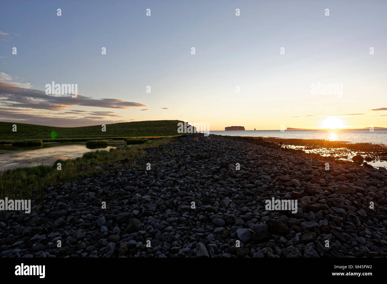 Drangey ist eine unbewohnte isländische Insel, die in der Mitte des Skagafjörður Fjordes gelegen ist. Foto Stock