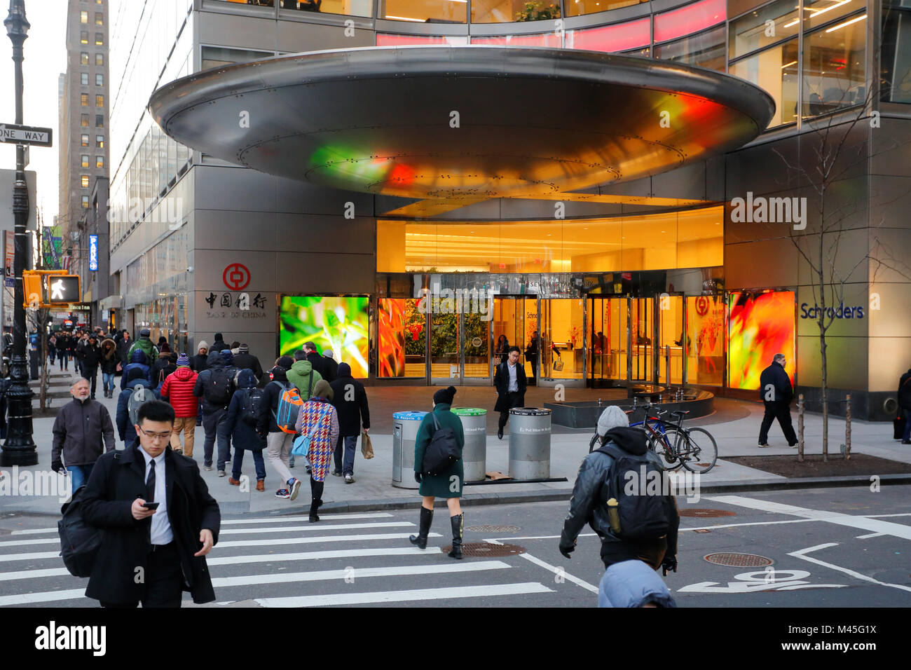 Le persone camminare vicino a Banca di Cina la sede aziendale in Midtown Manhattan, New York, NY. Foto Stock