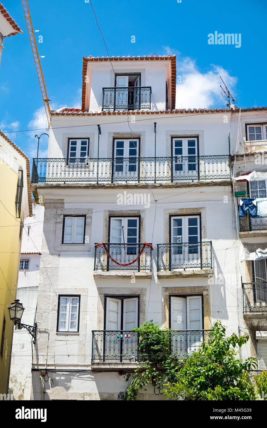 Vecchia casa nel quartiere di Alfama a Lisbona, Portogallo Foto Stock