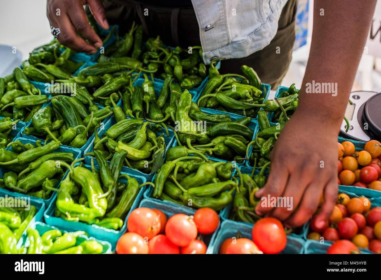 Shishito peperoni e pomodori a farm stand. Foto Stock