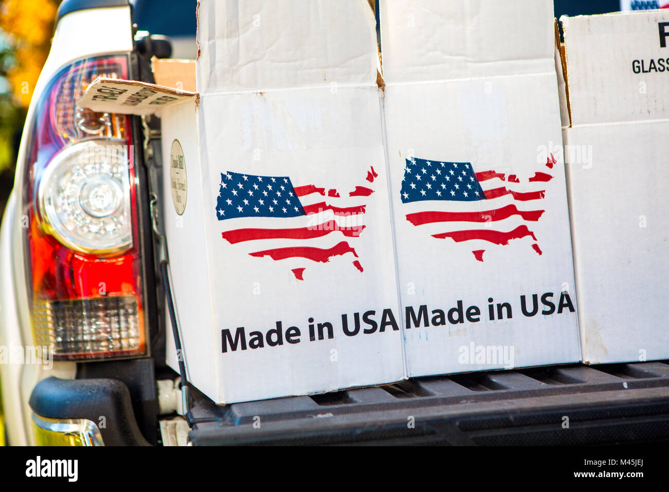 Bianco scatole di cartone stampato con bandiera degli Stati Uniti mappa e Made In USA logo su un camioncino di portellone in Peacham, VT, Stati Uniti d'America. Foto Stock