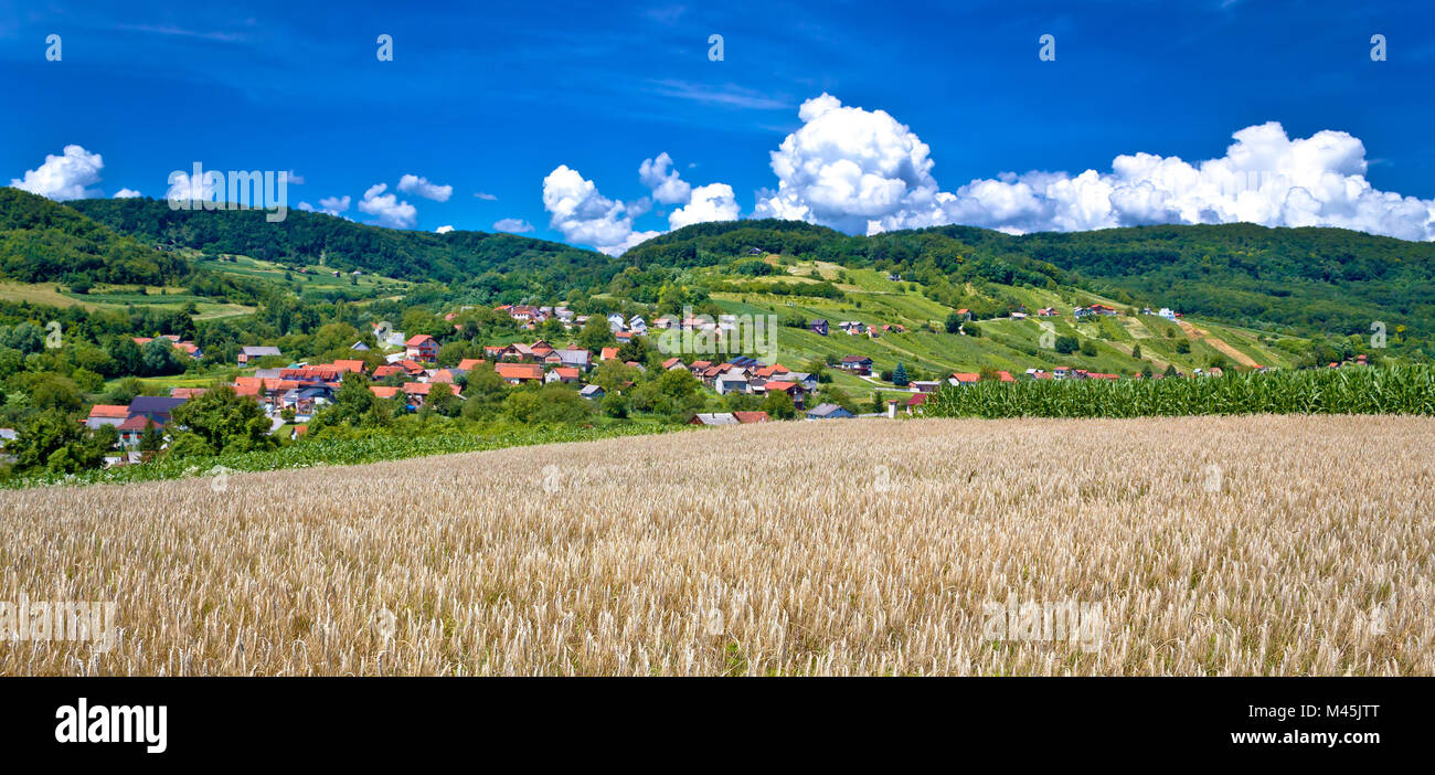 Il paesaggio agricolo e il villaggio di collina Foto Stock