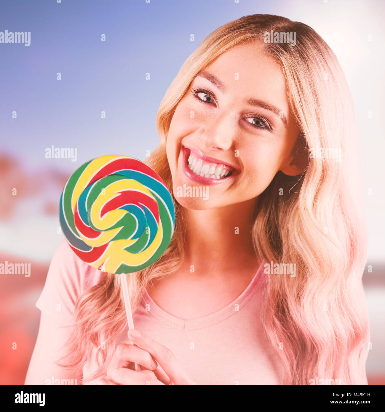 Immagine composita di una bella donna tenendo un gigante lecca-lecca Foto Stock