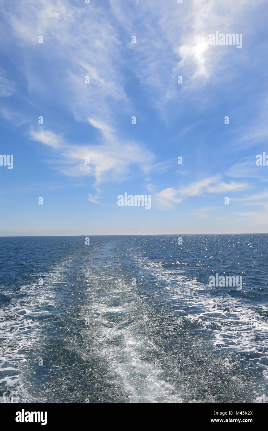 L azzurro del mare e del cielo di soddisfare all'orizzonte, San Diego Bay Foto Stock