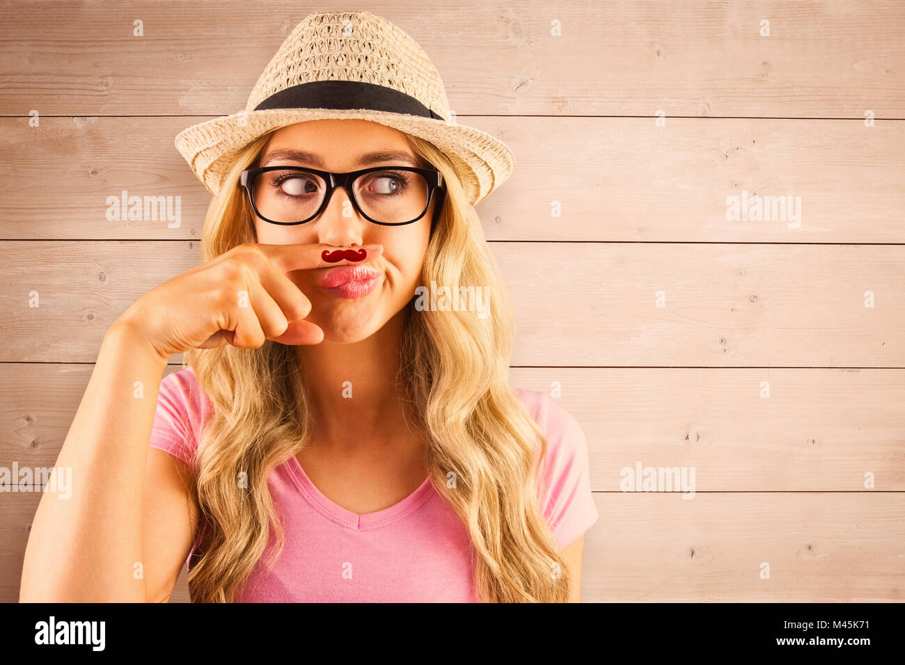 Immagine composita di una bella hipster avente un baffi finti Foto Stock