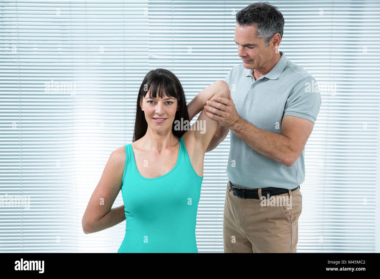 Fisioterapista guidare la donna incinta con esercizio Foto Stock