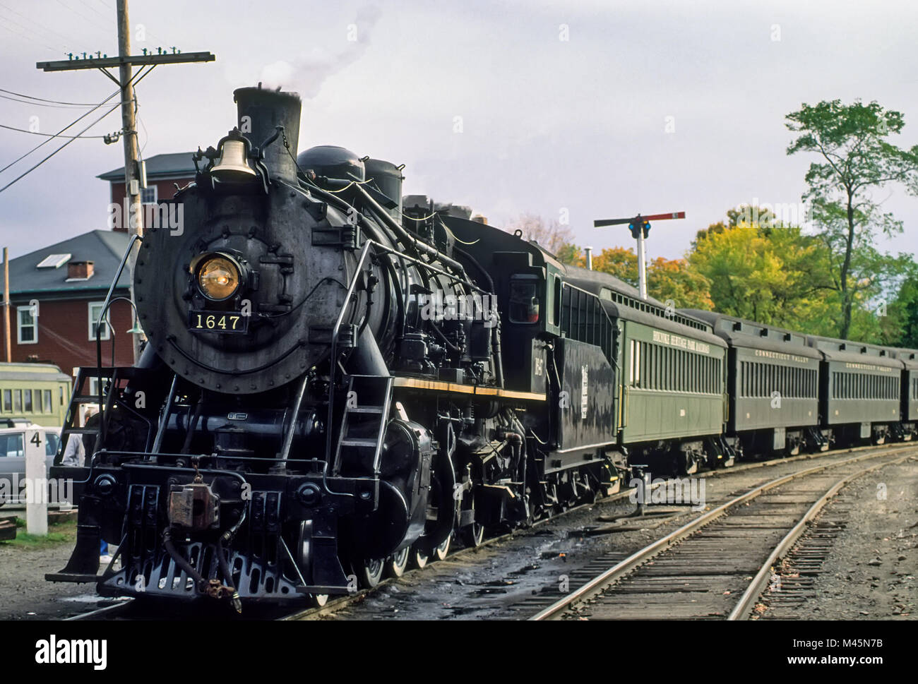 Valley Railroad 2-8-2 treno a vapore locomotiva #1647 partenza il passeggero depot in Essex, CT, Stati Uniti d'America. Il treno è parte dell'Essex treno a vapore e Riv Foto Stock