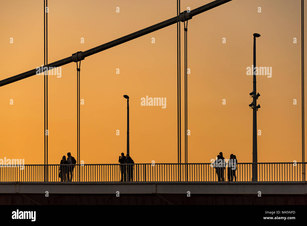 Persone sul Ponte della Catena al crepuscolo,Budapest, Ungheria Foto Stock