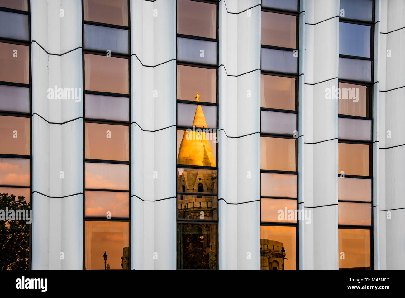 Facciata moderna dell'Hotel Hilton con la riflessione della Chiesa di Mathias,Budapest, Ungheria Foto Stock