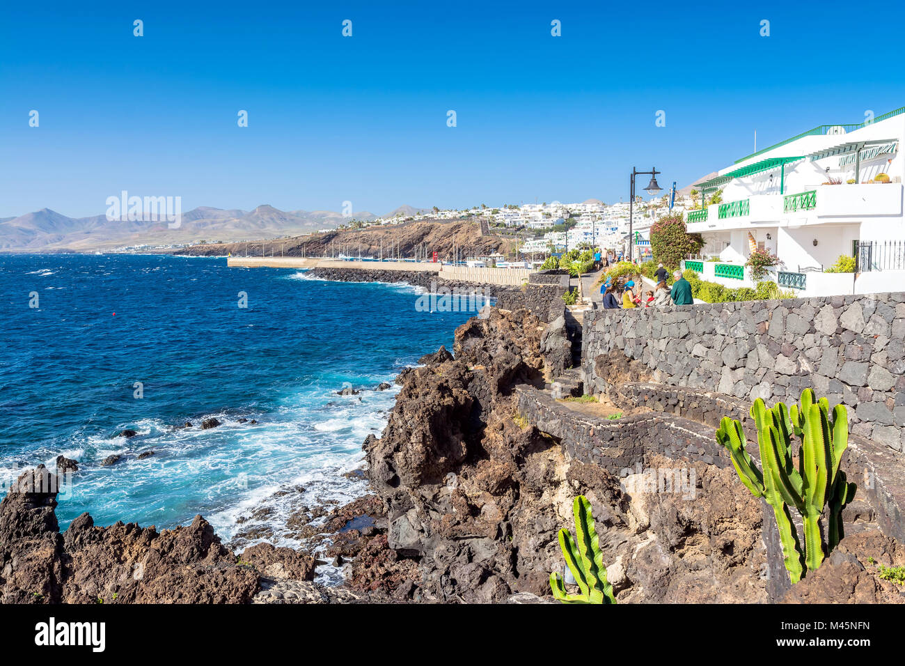 Puerto del Carmen, Spagna - 27 dicembre 2016: giornata di vista della città vecchia e il porto lungomare con i turisti a Puerto del Carmen in Spagna. Puerto del Carmen è Foto Stock